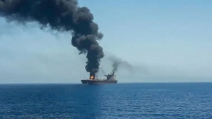 لندن: المنظمة البحرية الدولية تدين مقتل وإصابة بحارة باستهداف الحوثيين لناقلة بضائع في خليج عدن