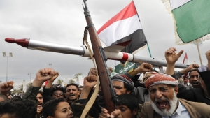 اليمن: الحوثيون يمتلكون صاروخًا فائق السرعة ما قد يعقد التصعيد في البحر الأحمر