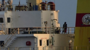 نيودلهي: البحرية الهندية تعترض سفينة مخطوفة وتطالب القراصنة الصوماليين بالاستسلام