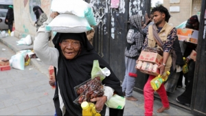 تقرير: بعد وقف مساعدات برنامج الأغذية.. منظمة خيرية باليمن تطعم المحتاجين في رمضان