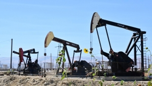 اقتصاد: النفط يتراجع من أعلى مستوياته في أشهر وقوة الدولار تضعف الطلب