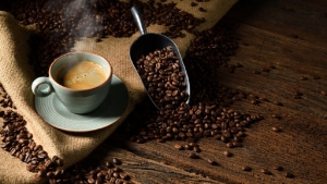 اقتصاد: القهوة اليمنية تقاوم للبقاء على موائد رمضان