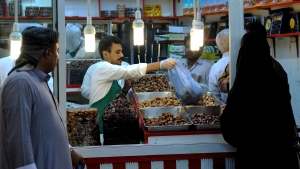 اقتصاد: معارض رمضان ملاذ الفقراء في اليمن