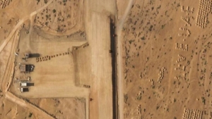 اليمن: صور تكشف بناء مهبط طائرات في سقطرى وبجانبه عبارة "أحب الإمارات"