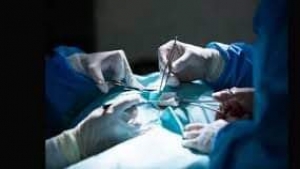 اليمن: فريق طبي ينجح بإزالة حصوة كلى تزن قرابة نصف كيلوجرام في مستشفى الثورة بتعز