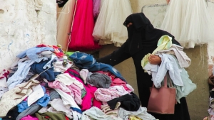 اقتصاد: الضائقة المالية تدفع اليمنيين للملابس المستعملة لاستقبال العيد