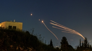 القدس: الدفاعات الجوية الإسرائيلية تعترض اول هجوم إيراني بعد عقود من العداء
