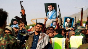 اليمن: زعيم الحوثيين يتبنى هجمات صاروخية ومسيرة على 102 سفينة