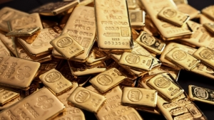 اقتصاد: أسعار الذهب تهبط مع تراجع توقعات خفض الفائدة الأميركية