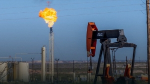 اقتصاد: النفط يتراجع بنحو 1% مع متابعة آخر المستجدات بالشرق الأوسط
