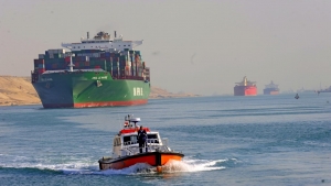 اقتصاد: هجمات البحر الأحمر تقضي على "ثلثي" حركة الشحن في قناة السويس