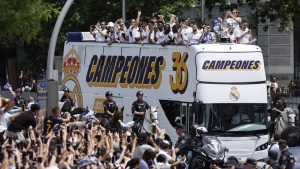رياضة: ريال مدريد يحتفل بلقب الدوري الإسباني الـ36 مع آلاف من أنصاره