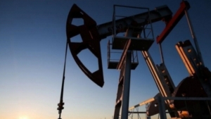 اقتصاد: سعر النفط يواصل تراجعه مع قوة الدولار ومؤشرات على ضعف الطلب
