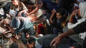 طوفان الأقصى: مقتل 13 شخصا في غارة إسرائيلية على مبنى سكني يؤوي نازحين وسط قطاع غزة