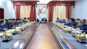 اليمن: الحكومة تكلّف لجنة وزارية لمعالجة تفاقم الأزمة الاقتصادية وانهيار العملة