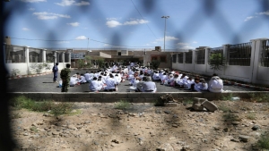اليمن: الحكومة تدين "بأشد العبارات" قرار جماعة الحوثي الحكم بإعدام 45 معتقلا في سجونها
