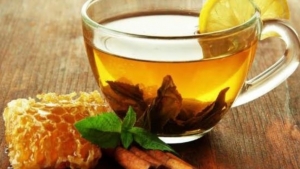 صحة: 10 فوائد صحية لشرب الماء بالعسل.. بعضها مثير للدهشة!