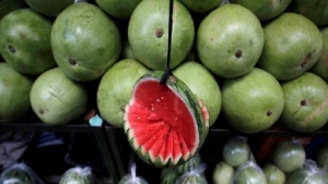صحة: البطيخ والصيف.. ماذا تصنع الفاكهة المحبوبة بأجسامنا؟