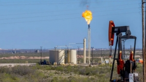 اقتصاد: أسعار النفط ترتفع وسط تراجع مخزونات الخام والبنزين في أميركا