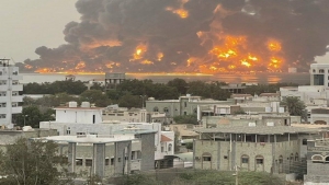 اليمن: جماعة الحوثي تقول إنها أخمدت حريق خزانات محطة الكهرباء تماما و95 بالمئة من حريق خزانات المنشآت النفطية
