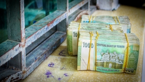 تحليل: السعودية تُذعن لضغوط الحوثيين، وتجبر البنك المركزي اليمني بعدن على التراجع عن قراراته