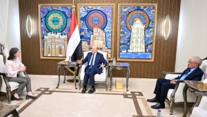 الرياض: الرئيس العليمي يحذر من استمرار خطر الحوثيين على الممرات المائية الدولية