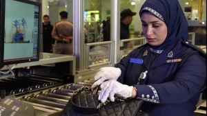 مسقط: السلطات العُمانية تضبط يمنياً حاول إدخال أموال غير مُصرح بها