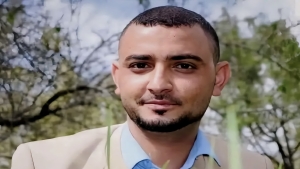 اليمن: الصحفي محمد المياحي يمثل مكبّلًا أمام المحكمة والنيابة تتهم منشوراته بالتسبب في "أزمات الدولة"