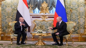 تحليل: زيارة العليمي إلى موسكو.. مكاشفة اللحظة الحرجة في حرب بلا ميزان