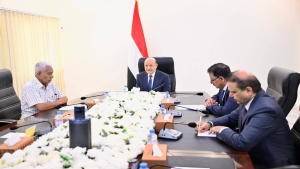 اليمن: الرئيس العليمي يقول إن الملف الاقتصادي والخدمي في صدارة أولويات المجلس والحكومة