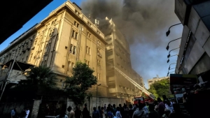 القاهرة: حريق في سنترال رمسيس يشل الاتصالات والإنترنت ويسفر عن إصابة 22 شخصا