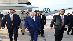 اليمن: العليمي في عدن لقيادة لقاءات حاسمة مع الحكومة والبنك المركزي
