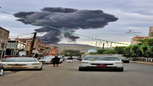 اليمن: الحوثيون ينفون استهداف إسرائيل منصات صواريخ ويقولون إن الغارات أصابت صحفا مدنية