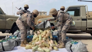 الرياض: سلطات الحدود السعودية تحبط تهريب 829 كيلو غرام من القات وتضبط 18 إثيوبياً مخالفاً