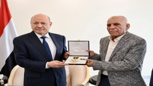 اليمن: الرئيس العليمي يمنح افتهان المشهري وسام الواجب ويؤكد التزام الدولة بإنصاف الضحايا