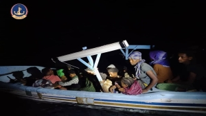 اليمن: "خفر السواحل" تضبط 20 مهاجراً أفريقياً على متن قارب تهريب في باب المندب