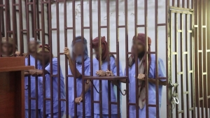 اليمن: محكمة في حضرموت تحاكم 6 من عناصر القاعدة من أصل 57 متهماً فار معظمهم من العدالة