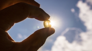 صحة: ارتباط مقلق بين نقص فيتامين D وارتفاع خطر الاكتئاب