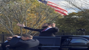 واشنطن: دبكة أمام البيت الأبيض ورئيس من الباب الجانبي!