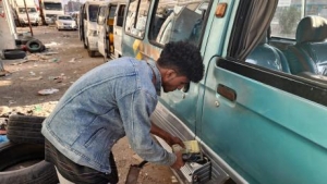 تقرير: موانئ يمنية خارج السيطرة... وشبكات لتهريب الوقود