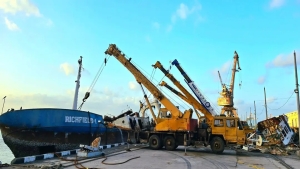 اليمن: انتشال ثاني أكبر سفينة غارقة في ميناء الاصطياد السمكي بعدن