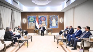 اليمن: الرئيس العليمي يؤكد تقدم استلام المعسكرات إلى عدن ويطالب الأمم المتحدة بتفعيل العقوبات ضد المعرقلين