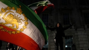 طهران: إيران تستدعي سفير بريطانيا احتجاجا على حادث سفارتها في لندن