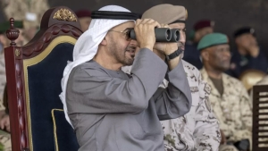 من اليمن إلى ليبيا: كيف بنت الإمارات حزامًا من القواعد العسكرية في البحر الأحمر وأفريقيا