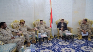 اليمن: محافظ شبوة يستقبل وفدًا عسكريًا سعوديًا في إطار التنسيق الأمني