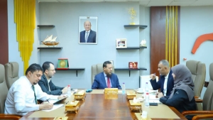 اليمن: محافظ عدن يؤكد استمرار صرف حوافز المعلمين