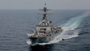 تقرير: مدمّرة وطائرة استطلاع إلكتروني تنضمان إلى الحشود العسكرية الأمريكية المتزايدة في الشرق الأوسط