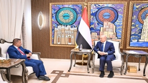 اليمن: رئيس مجلس القيادة يؤكد التزام الحكومة بحماية الصحفيين بعد اعتداء على صحيفة في عدن