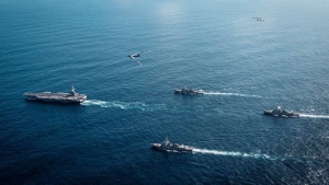 واشنطن: سفينة جديدة تبحر.. وترامب يخيّر إيران ملوحاً بمطرقة الليل