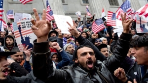 تقرير: يمنيون يواجهون المجهول بعد رفع إدارة ترمب "الحماية المؤقتة"